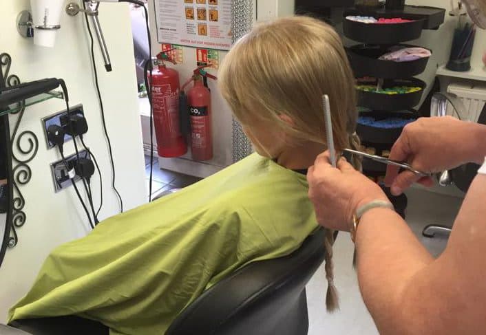 Así que para ayudarlo a combatir la enfermedad, ¡ella cortó su cabello!