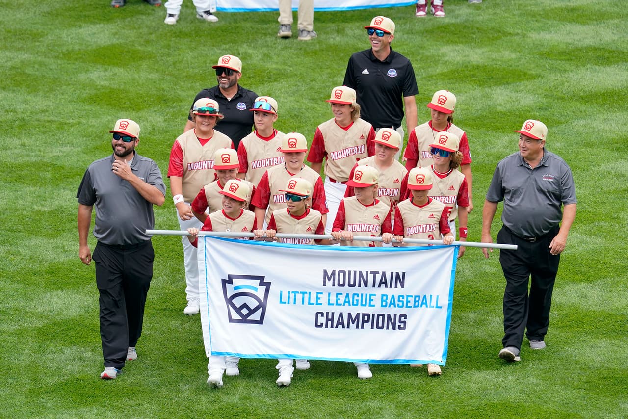 El equipo de las Pequeñas Ligas de Santa Clara, Utah, participa en la ceremonia de apertura del torneo de beisbol en South Williamsport, Pensilvania, el miércoles 17 de agosto de 2022.