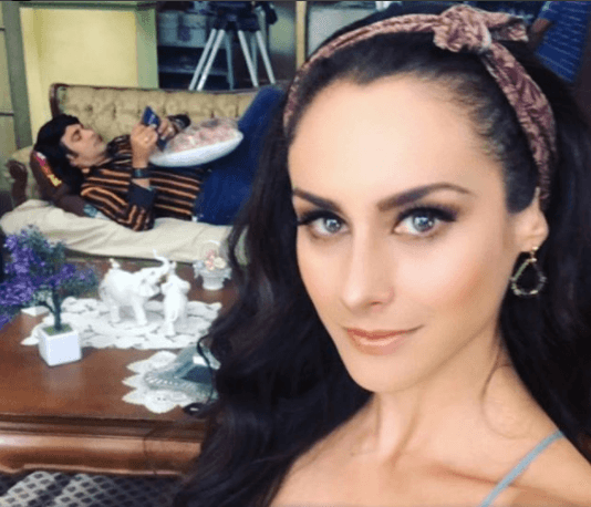 Lupita aprovecha que Albertano está despistado para tomarse una selfie durante las grabaciones de Nosotros los Guapos.