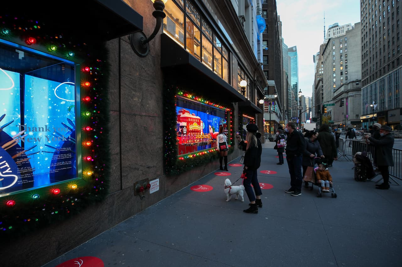 Frente a los escaparates, Macy's puso marcas que indican a las personas a cumplir con el distanciamiento social.