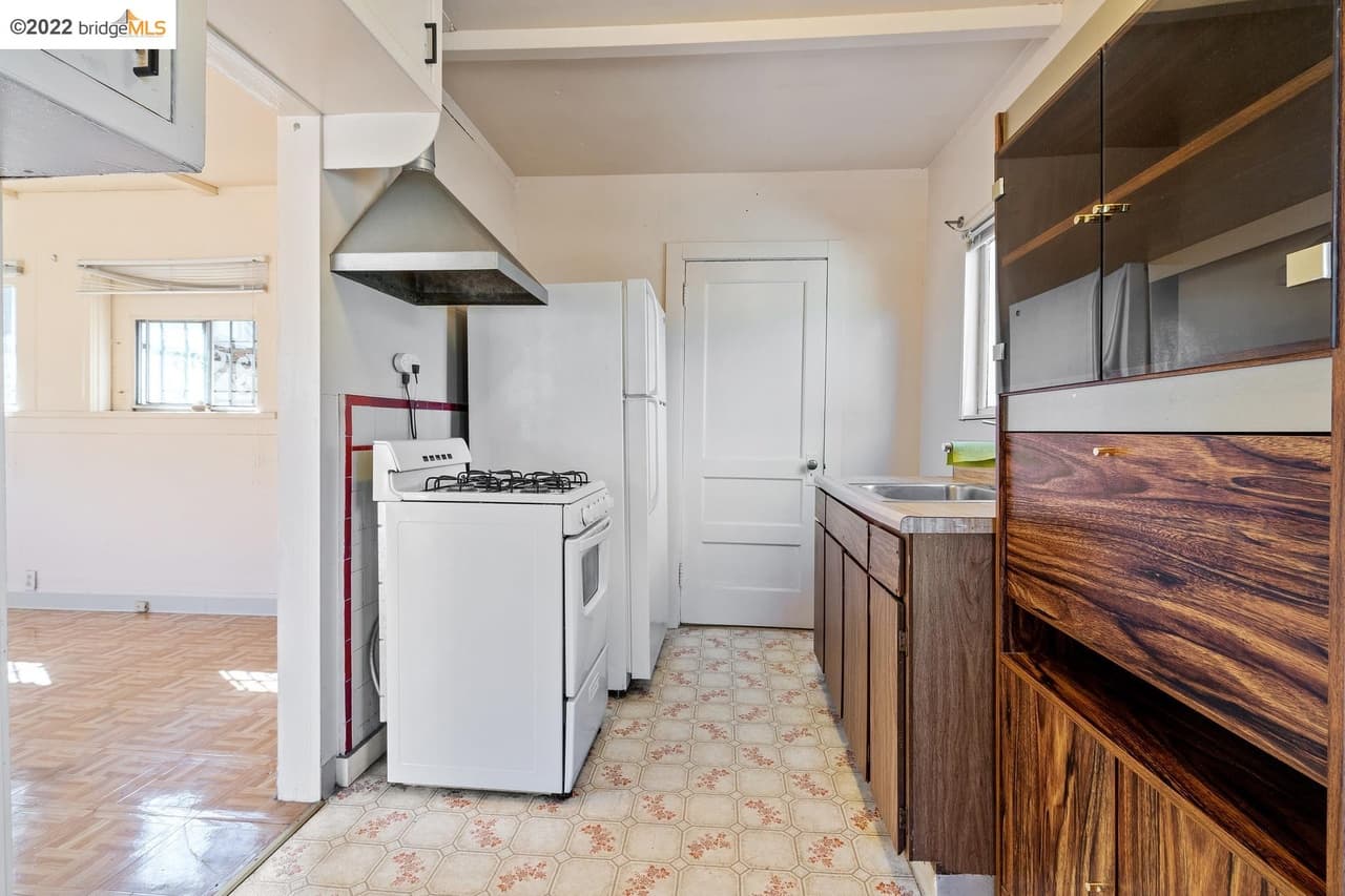 La construcción actual le dará al propietario acceso a todos los servicios públicos del lote y la posibilidad de pagar el costoso impuesto de Oakland que se aplica a las viviendas sin ocupar.