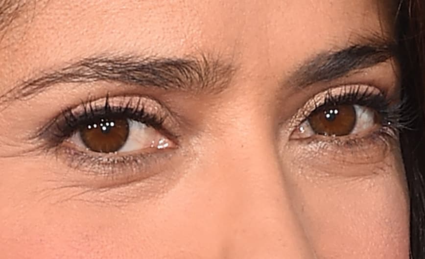 Estos ojos oscuros son lindísimos. Esta mirada, mitad árabe mitad mexicana es inigualable.