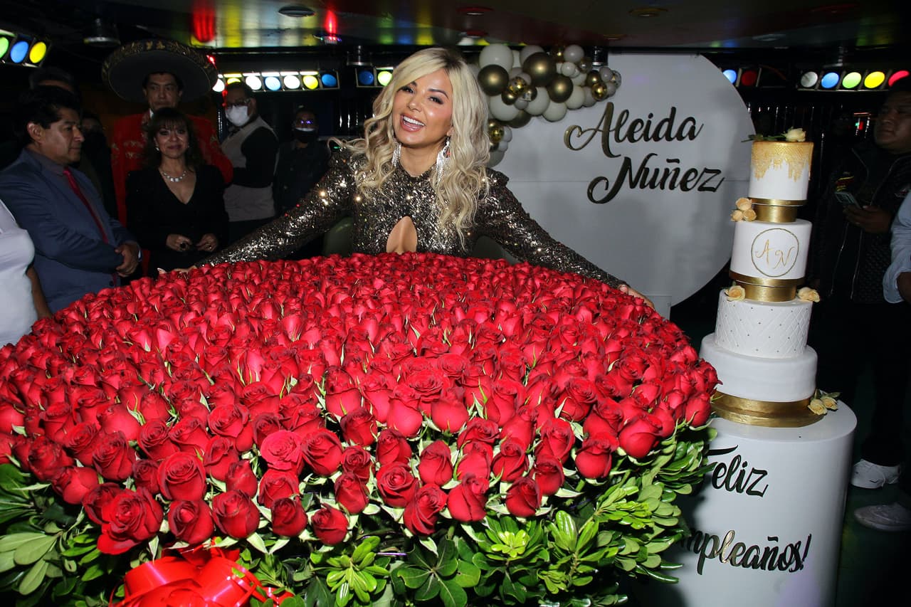 Y entre todos los regalos que recibió, llamó la atención un enorme ramo de 2,000 rosas.