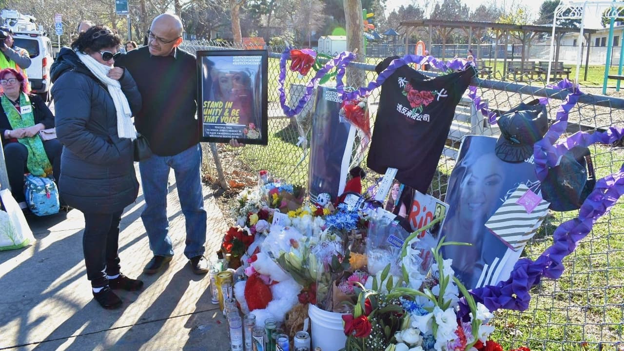 Los padres de Jennifer, María Elena Vazquez y José de Jesus Ramos, visitan un altar en honor a su hija el 2 de enero de 2019.