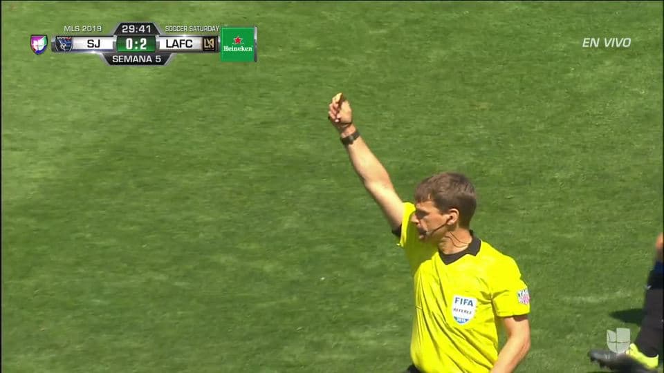 Tarjeta amarilla. El árbitro amonesta a Mark-Anthony Kaye de Los Angeles Football Club