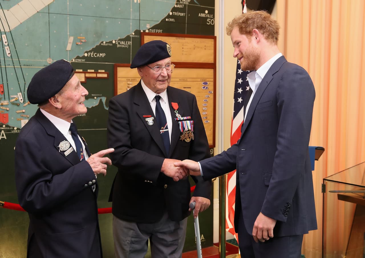 Ahora visitó a varios veteranos de la Segunda Guerra Mundial.