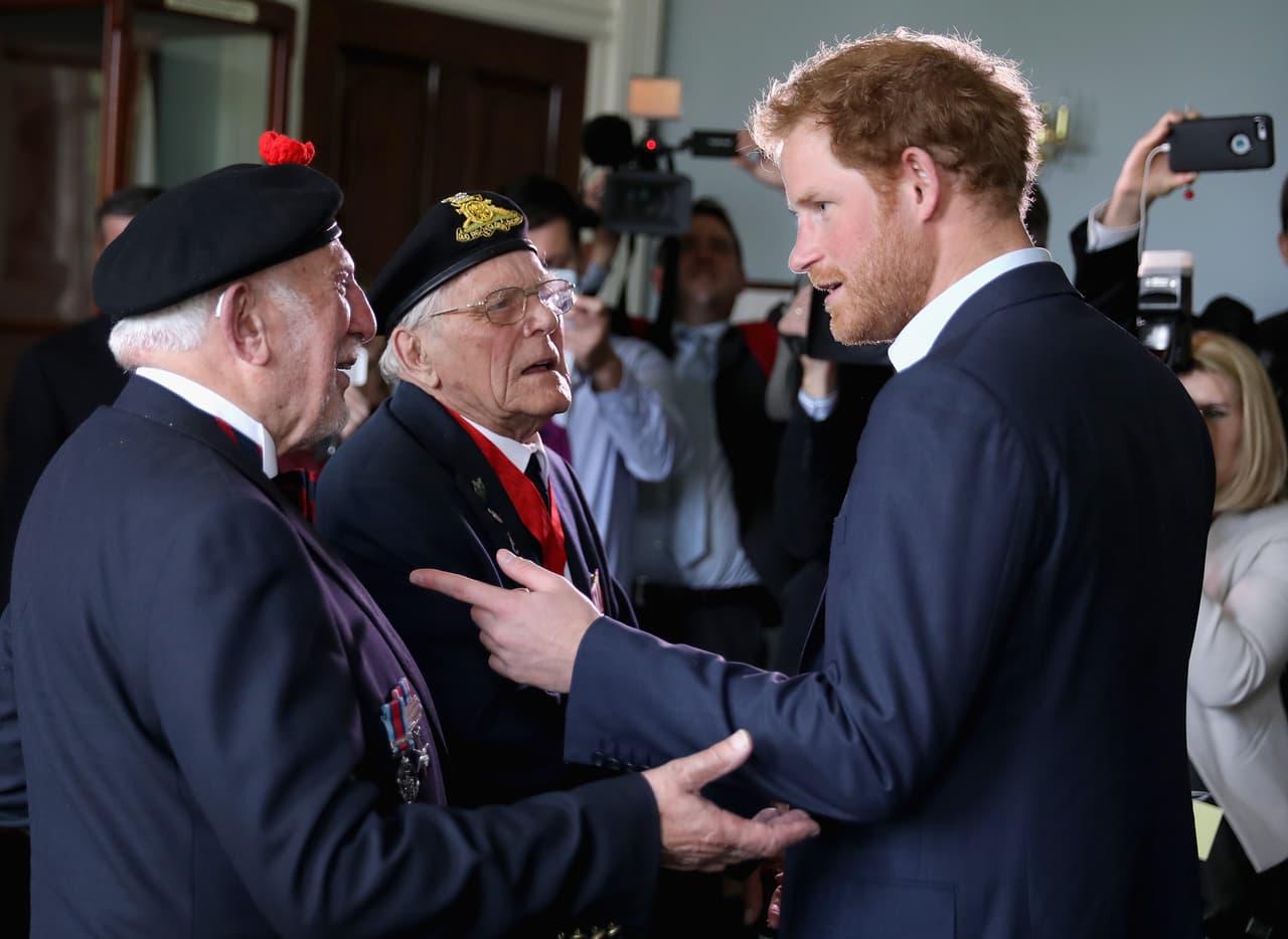 En cambio, él no llevaba nada de su atuendo militar.
