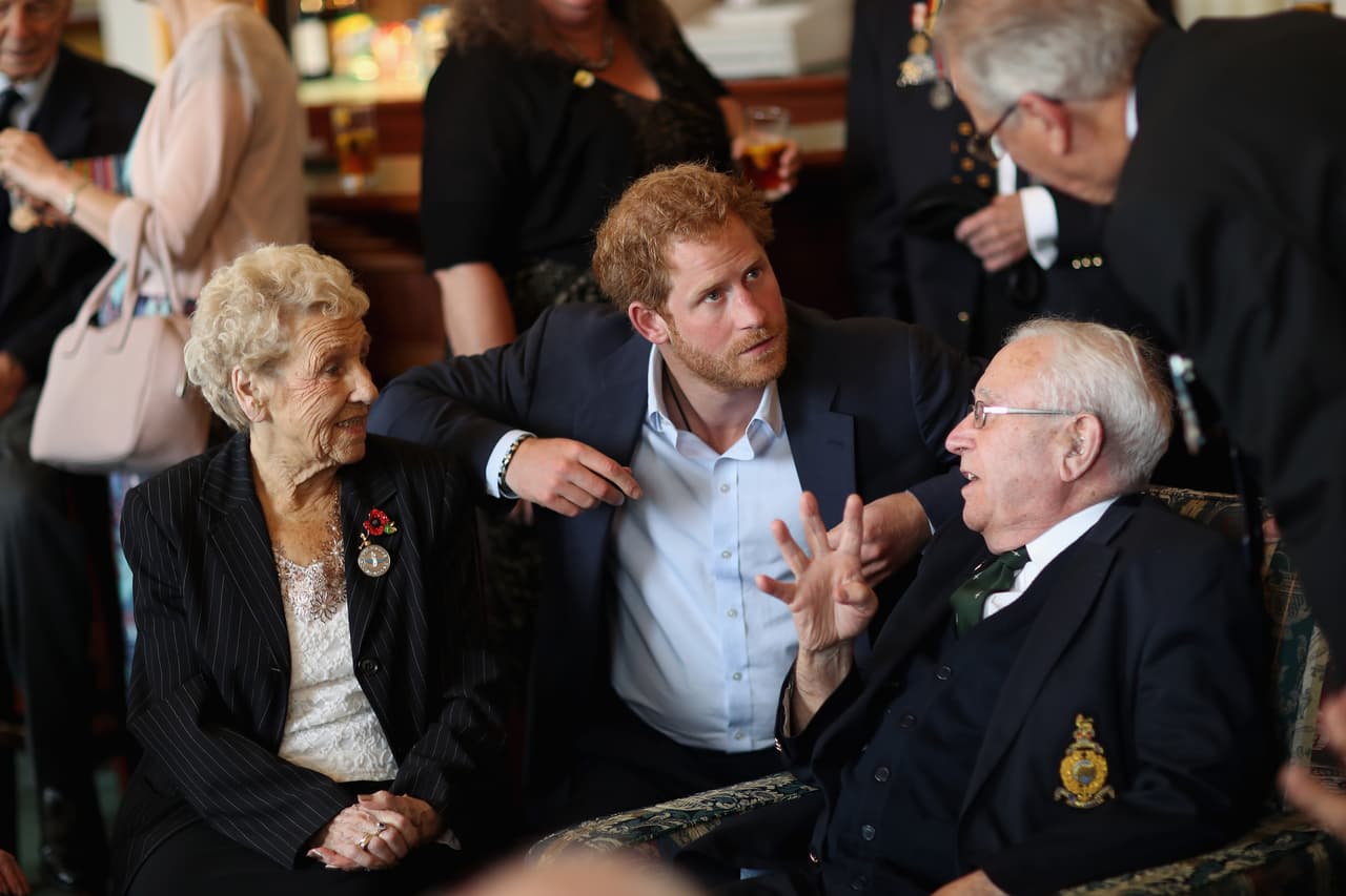 El Príncipe Harry visitó a veteranos de la guerra de Normandía.