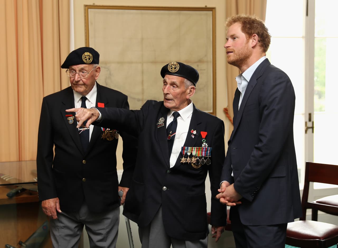 Harry también se sentía inseguro al iniciar el evento, al notar que todos llevaban sus corbatas y uniformes enteros.