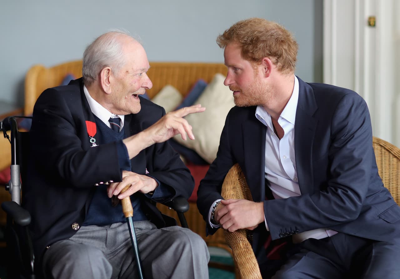 Ivor Anderson, veterano de 91 años, decidió reprocharle al hijo de Lady Di que no iba lo suficientemente formal a la reunión.