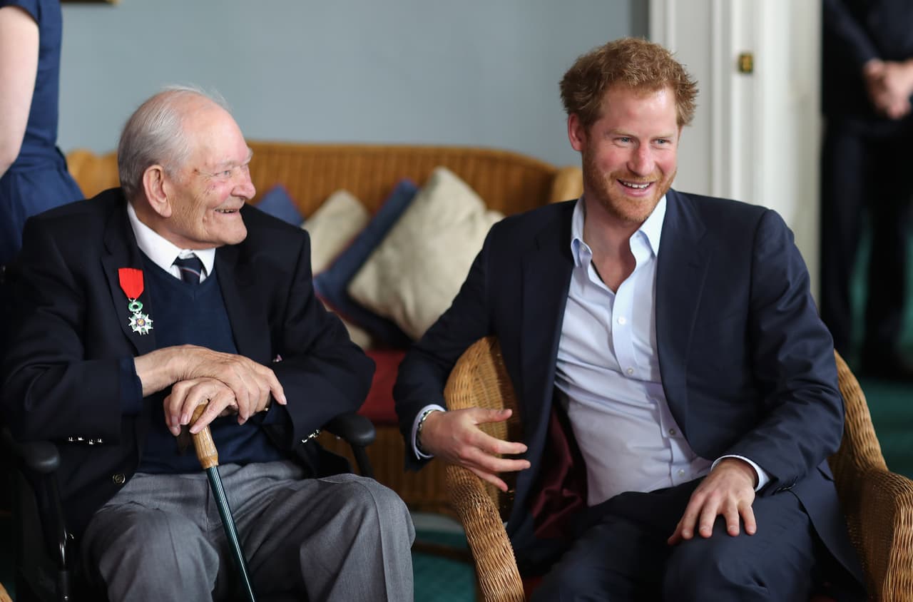 "¿Dónde está tu corbata, chico?", le preguntó.