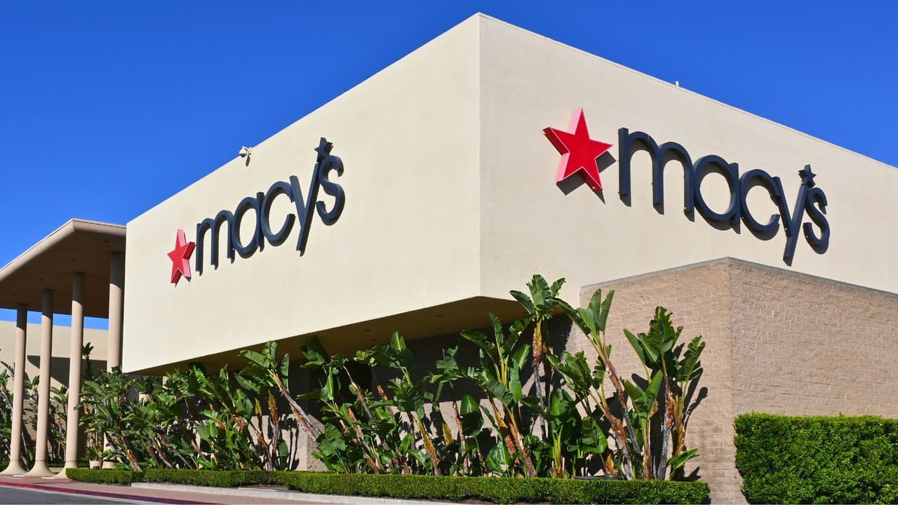 Macy’s 🏬, la conocida cadena de tiendas, anunció el 9 de enero que cerrará 66 de sus locales en 22 estados 🗺️ Esto es parte de una estrategia para reorganizarse. Tony Spring, el director ejecutivo de Macy’s, dijo: “Cerrar tiendas nunca es fácil, pero estamos invirtiendo en aquellas que tienen más clientes" 💸. En resumen, esto refleja que menos personas están comprando en las tiendas físicas 🛍️