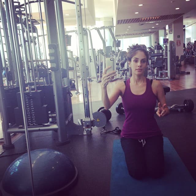 Y claro, sin maquillaje no deja de conquistar a la cámara y los corazones de sus fans.