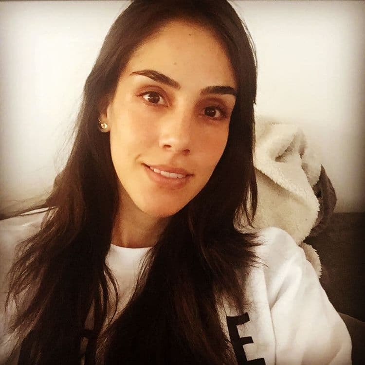 Después de sufrir por la dermatitis, Sandra Echeverría tuvo que pasar algunos días sin maquillaje, pues necesitaba hidratarse. Sin embargo, luce radiante al natural.