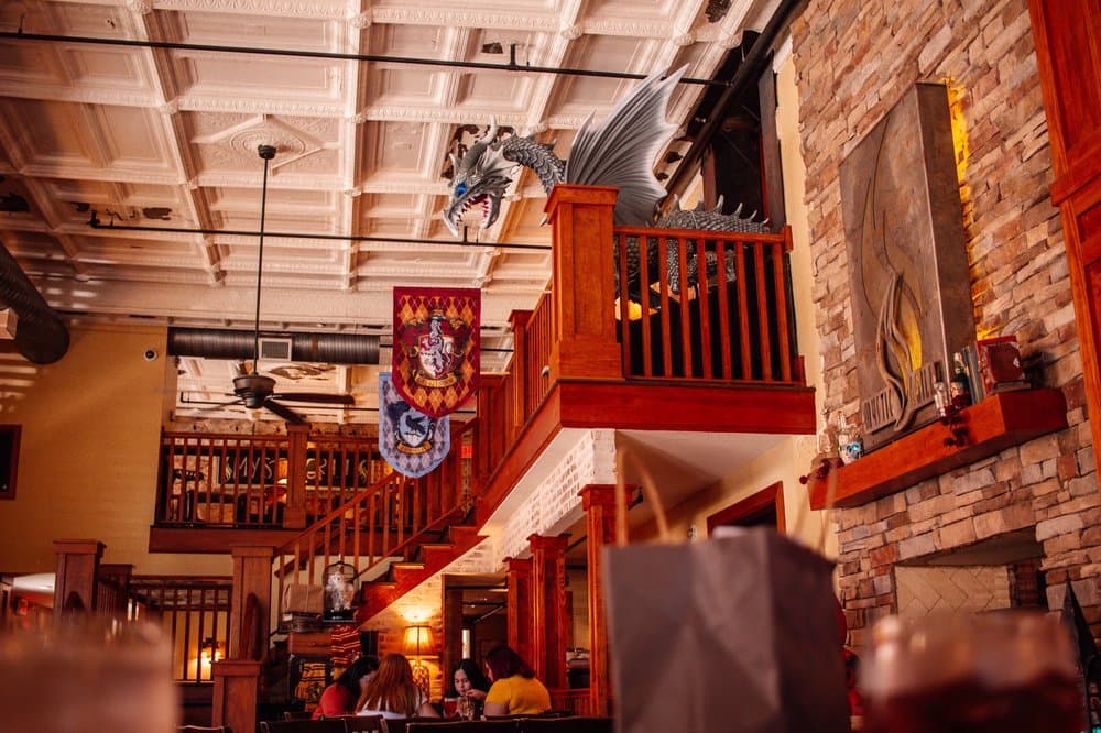 <b>Mystic Grill</b>
<br>Dirección: 1116 Clark St SW. Covington, GA. 30014
<br>Teléfono: (770) 728-1670
<br>Sitio web: 
<a href="https://www.mysticgrill.restaurant/">https://www.mysticgrill.restaurant/</a> 
<br>
<b><a href="https://www.yelp.com/map/mystic-grill-restaurant-covington">Cómo llegar</a></b>
<br>
<br>Los aficionados de la exitosa serie de televisión "The Vampire Diaries" estarán felices de saber que Mystic Grill, el principal lugar de reunión de los personajes del programa en la ficticia Mystic Falls, es real. La popularidad del programa de televisión inspiró a que el restaurante en pantalla cobrara vida en Covington.