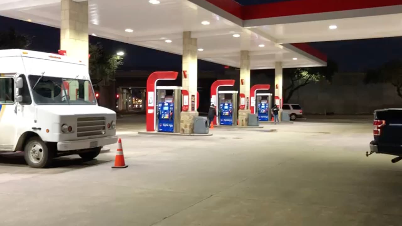 Regalan gasolina a los primeros 100 vehículos que llegan a una estación de Pasadena