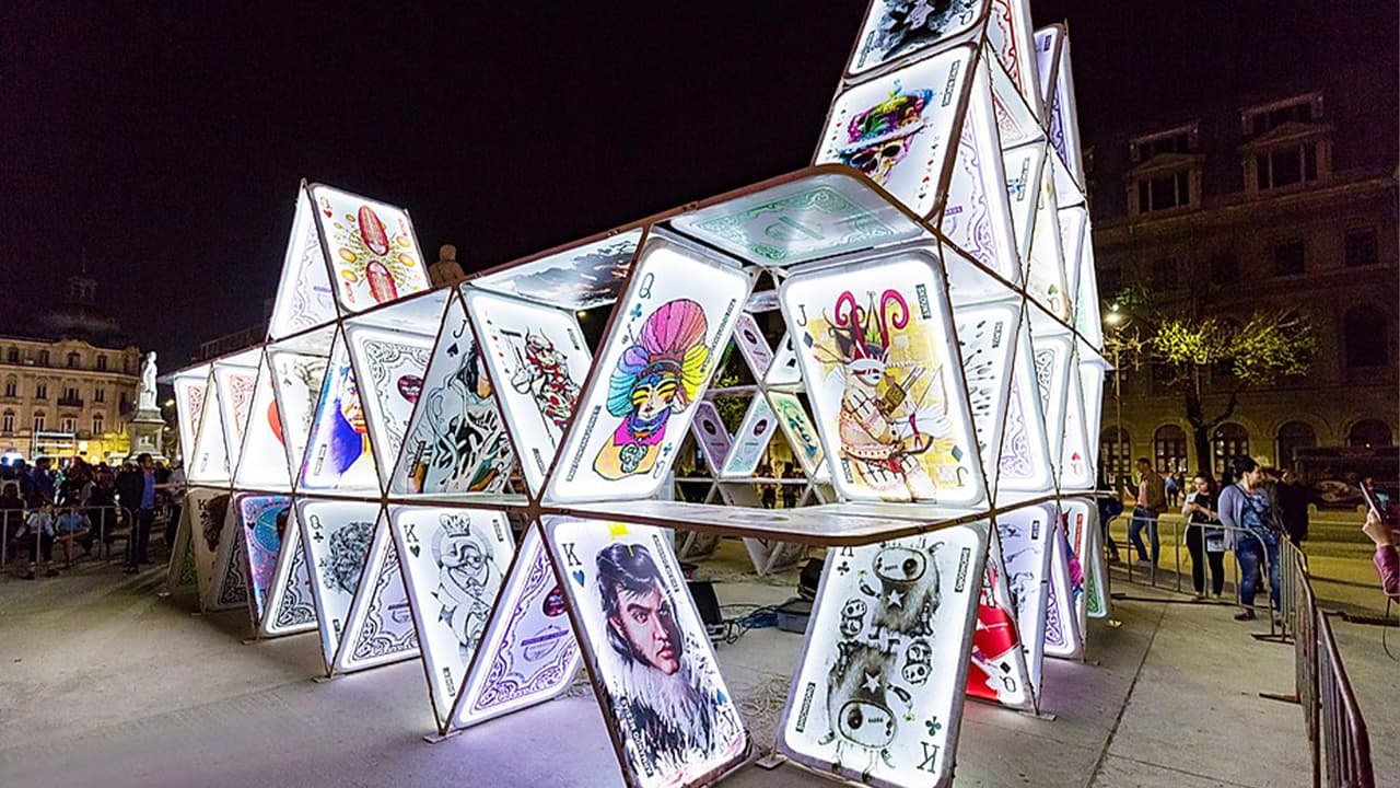 'House of Cards' es una pieza que está disponible el 11 de octubre y consta de 126 cartas cada una con una obra de arte única. Se seleccionaron diseños de veinte artistas de Houston para representar a la ciudad.