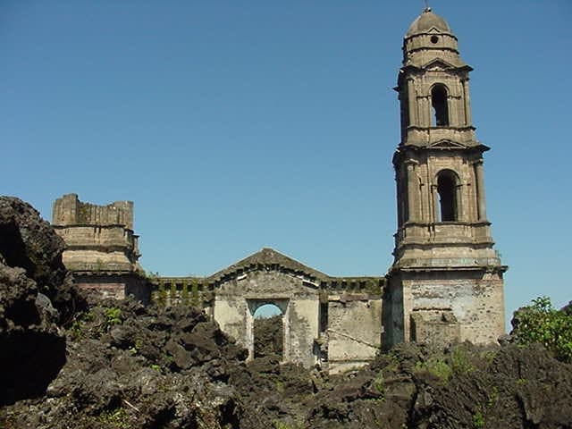 <b>San Juan Parangaricutiro, México. </b>Es un pequeño pueblo en el estado de Michoacán cerca del volcán Parícutin.
<b>El original poblado de San Juan Parangaricutiro fue destruido por <a href="https://www.efe.com/efe/english/world/san-juan-parangaricutiro-mexico-s-pompeii-buried-by-paricutin-volcano/50000262-4022825" target="_blank">el volcán que entró en formación en 1943</a>, quedando enterrado en cenizas y lava. </b>La parte superior de la iglesia aún sobresale. Cerca de allí, está Nuevo San Juan Parangaricutiro, fundado tras el desastre. El volcán mexicano no causó víctimas mortales, señala la agencia Efe, ya que los residentes lograron abandonar el área antes de la llegada de la lava.
<br>
<br>
<br>