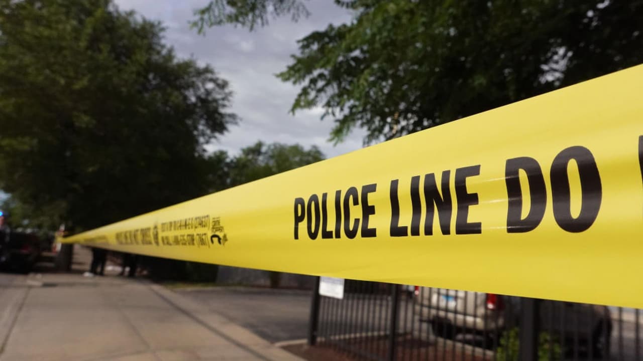 De acuerdo con las autoridades, el joven de 21 años recibió un impacto de bala en la cabeza y otros dos en el cuerpo y permanece en estado crítico luchando por su vida en el hospital Stroger. Las investigaciones arrojan que los responsables del ataque podrían haber confundido a la víctima y su familia con integrantes de una pandilla rival.