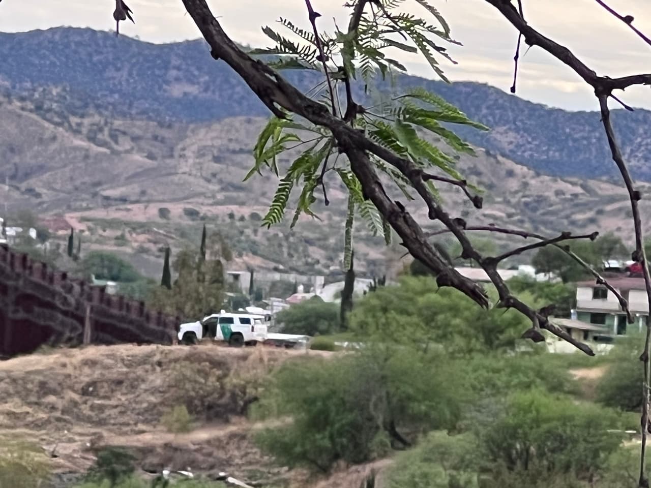 Una patrulla vigila este lado este de Nogales.