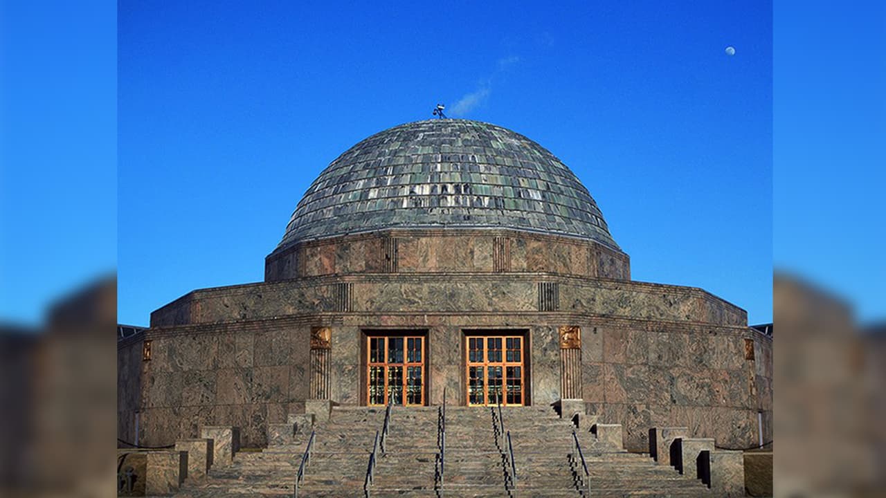 <h3 class="cms-H3-H3"><b>Adler Planetarium</b></h3>
<br>Disfruta y aprende las maravillas del universo en este espacio, que ofrece accesos in costo para residentes todos los miércoles a partir de las 4 p.m. Más información en la
<a href="https://www.adlerplanetarium.org/" target="_blank">página del museo</a>.
<br>
<br>
<b>¿Dónde?</b>
<br> Alder Planetarium, 1300 S. DuSable Lake Shore Dr. Chicago, IL 60605
<br>
<br>
<b>¿Costo?</b>
<br> El acceso regular tiene un costo de 19 para adultos y 8 para niños.
<br>Sin embargo, para residentes es gratis todos los miércoles de junio a partir de las 4 p.m.