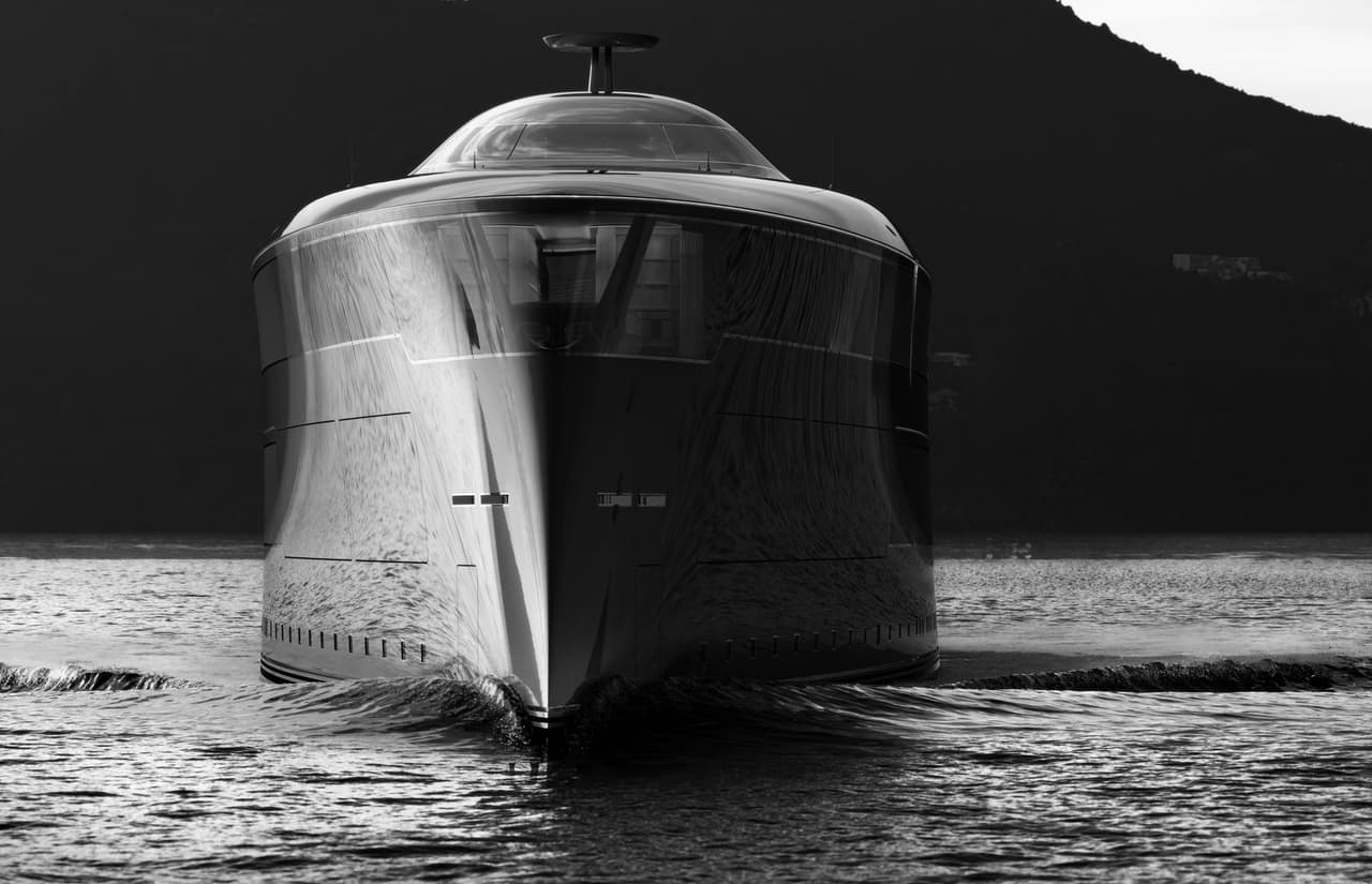 "Unas baterías grandes almacenan la electricidad generada garantizando que siempre se cumplan las demandas de energía y, gracias a la propulsión eléctrica, este superyate es muy silencioso, causando muy poco ruido o vibraciones", agregó Sinot.