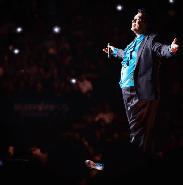 Juan Gabriel les escribía a sus hijos canciones con el nombre de cada uno. Así iba una de ellas: "Joan...do buscando un bebito, que se parezca a ti, con esos labios bonitos verte así sonreír. Tu hermanito Iván tanto me insistió: 'Óyeme papá, un hermanito yo quiero tener'...".