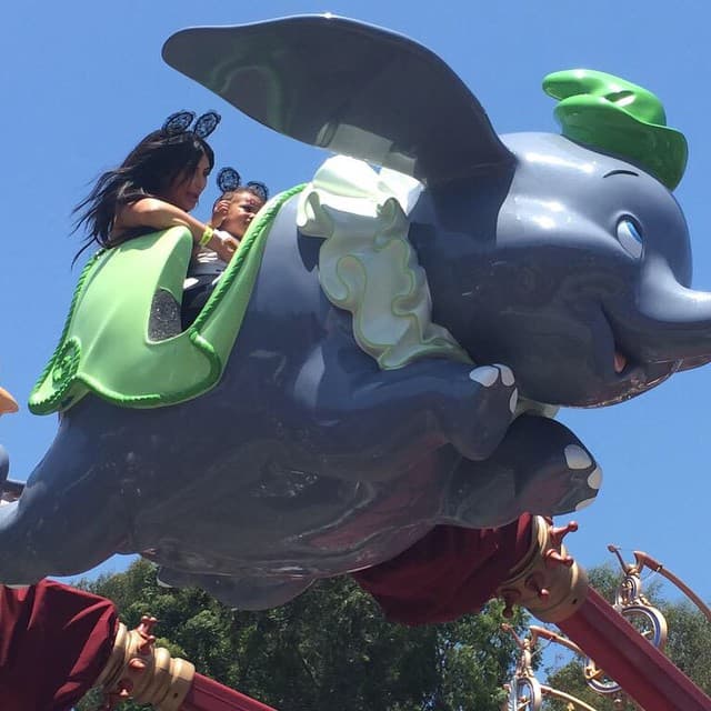 Volando por los aires con Dumbo y mamá fue como North West celebró su segundo cumpleaños.