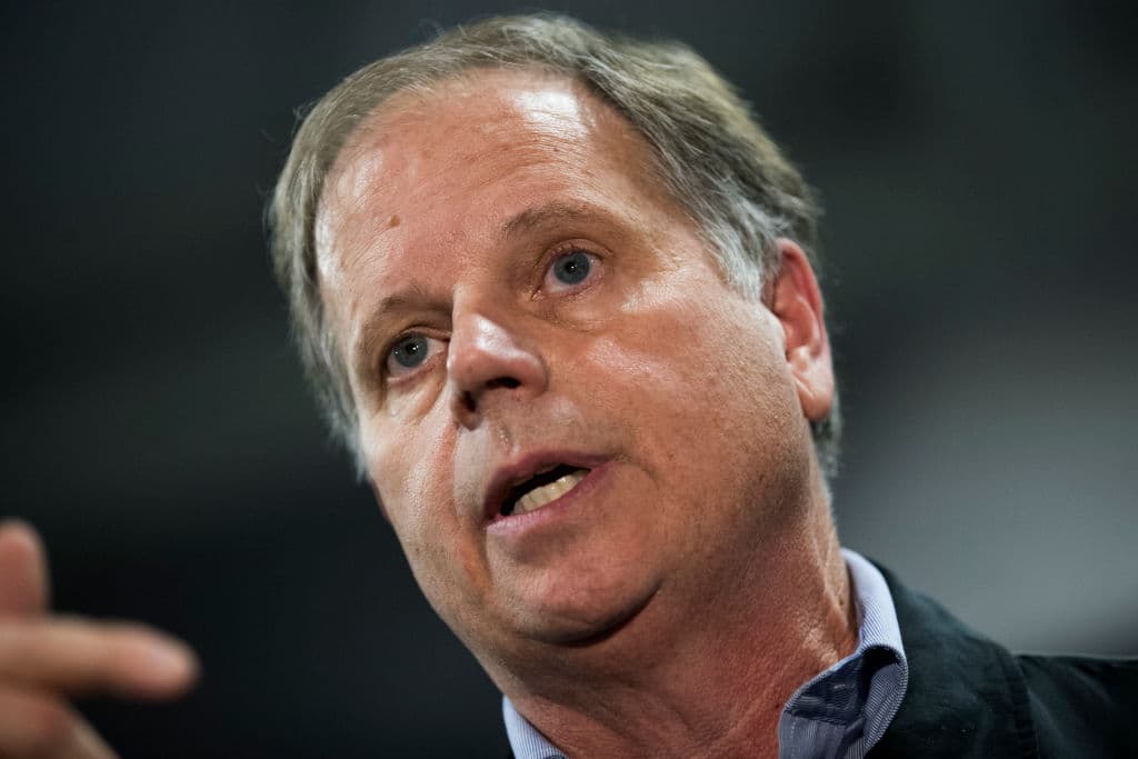 Rival de Roy Moore se lanza al ataque: "Los hombres que hieren a las niñas deberían ir a la cárcel, no al Senado"