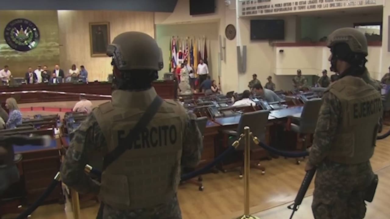 Protestas en El Salvador tras dos años de la militarización de la Asamblea Legislativa