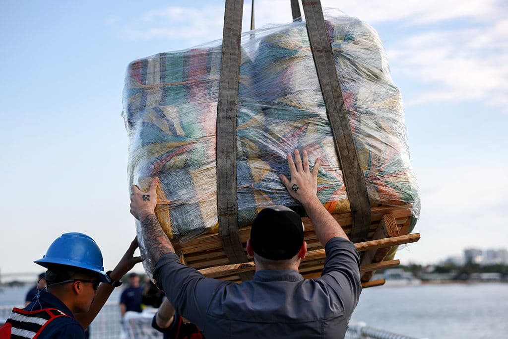 Los cargamentos de cocaína y marihuana fueron incautados durante 13 interdicciones en el Atlántico, según autoridades.