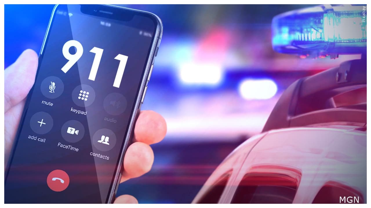 Durante los 17 minutos de grabación 
<b>la operadora trata todo el tiempo de calmar al adolescente</b>, mientras le hace preguntas como la dirección de su casa, que Rosa dice no saber y tiene que buscar en un sobre de correo, y si tiene algún arma dentro de la casa, además del cuchillo que dijo que utilizó para matar a su madre. 
<b>Estas son algunas de las frases más impactantes. </b>