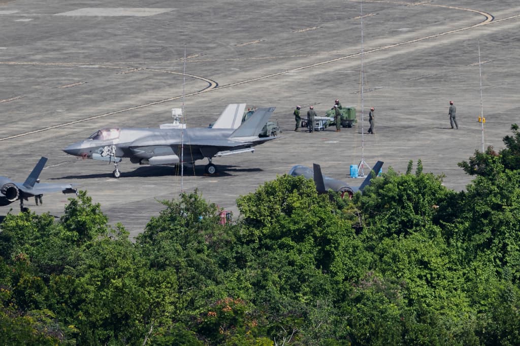 En una entrevista que ofreció el domingo, 2 de noviembre, al programa '60 Minutes' de CBS, el presidente Donald Trump respondió si Estados Unidos entraría
<b> <a href="https://www.univision.com/noticias/america-latina/venezuela-fuerzas-armadas-eeuu-enfrentamiento" target="_blank">en guerra con Venezuela</a></b>.
<br>
<br>
<b>Dijo: "Lo dudo. No lo creo".</b>
<br>
<br>Sin embargo, cuando le preguntaron si creía que Nicolás Maduro tenía los días contados como dirigente de Venezuela, Trump respondíó:
<b>"Diría que sí. Creo que sí".</b>