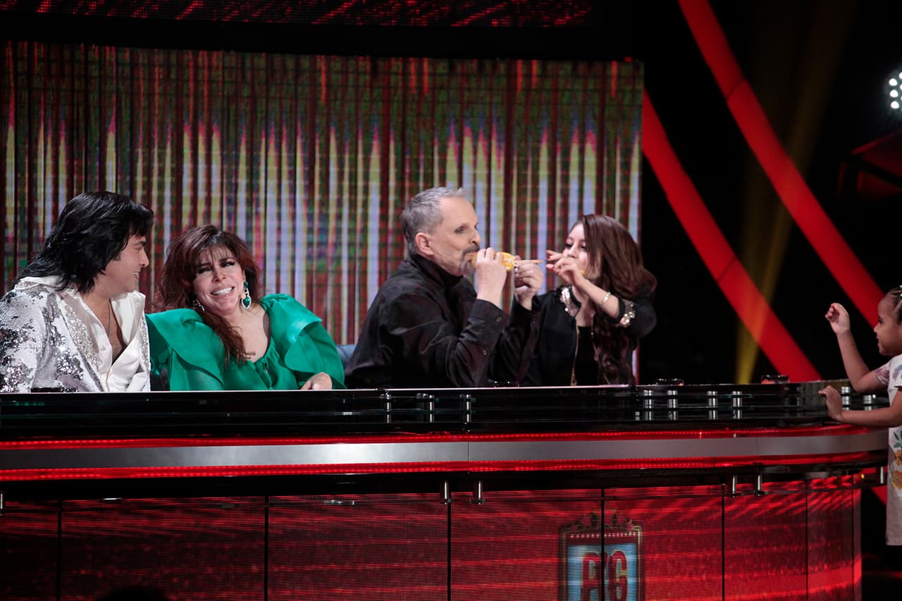 Cuando parecía que el cantante iba a darle una tremenda mordida, cerró su boca y apenas le dio un besito.