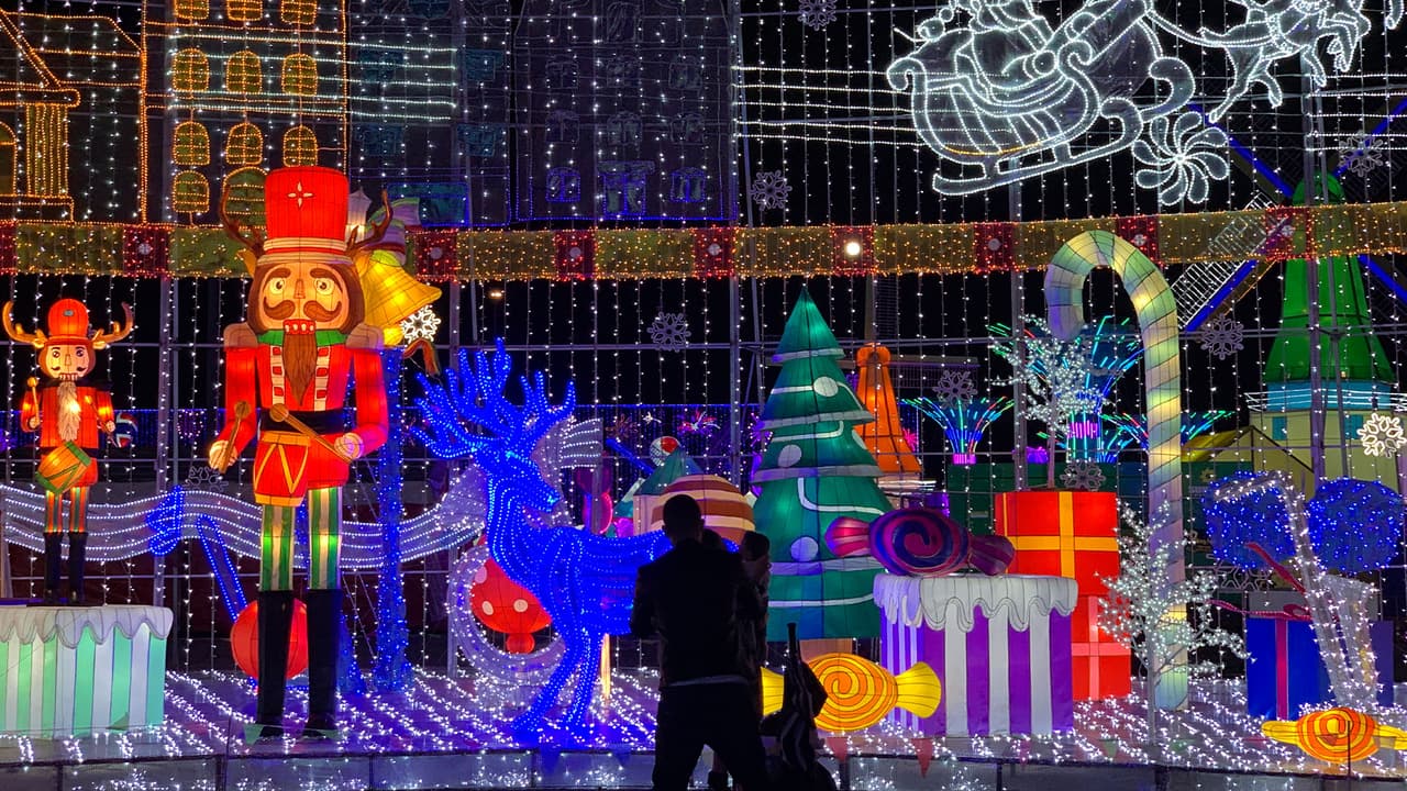 Algunas de las luces tienen 60 pies de altura.