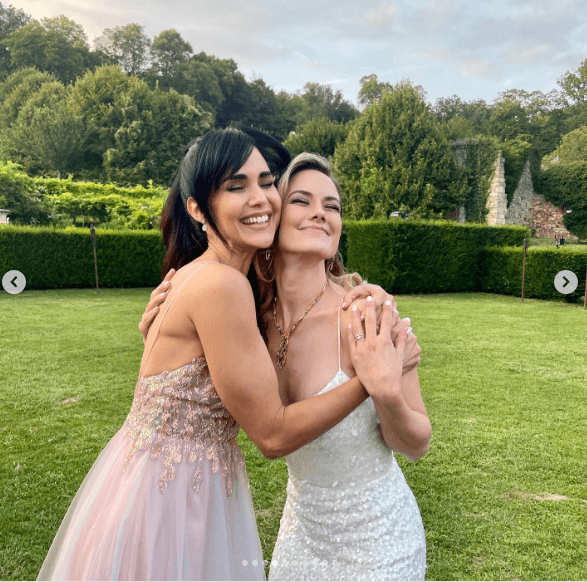 El edificio, Château de Vallery, se trata de un impresionante recinto renacentista ubicado al sur de París, donde amigos y familiares de la intérprete mexicana se dieron cita.