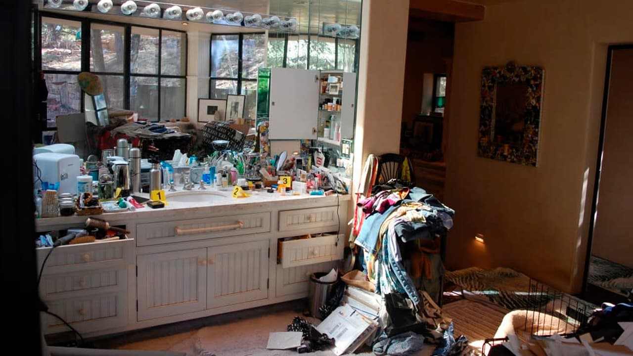 La Oficina del Sheriff del Condado de Santa Fe publicó imágenes de la casa donde murieron Gene Hackman y Betsy Arakawa, revelando desorden y condiciones insalubres.