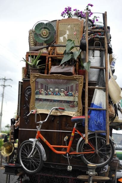 "Este vehículo es una bendición. Como muchos de nosotros, ya pasamos los 50 años de edad, pero funcionamos mejor que cualquiera", bromeó.