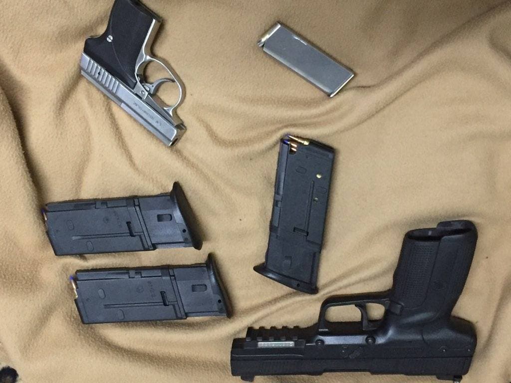 También se encontraron armas de fuego.