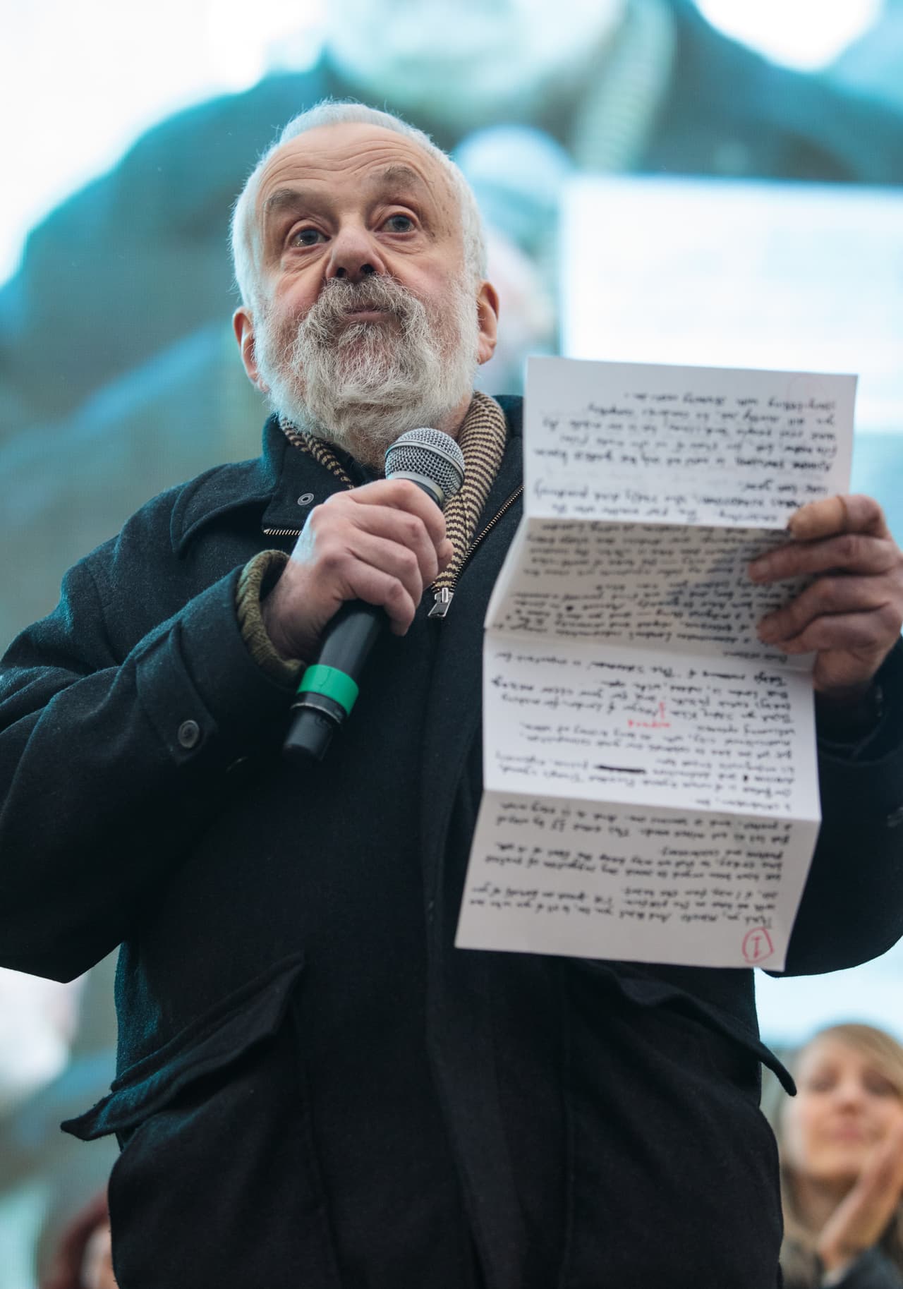 El célebre director y escritor británico Mike Leigh subió a la tarima de la plaza Trafalgar, en Londres, para recordar al público que estaban congregados allí "en protesta contra las políticas cínicas, divisivas y destructivas del presidente (de Estados Unidos, Donald) Trump, especialmente, este inolvidable veto a los viajeros (de siete países de mayoría musulmana)".