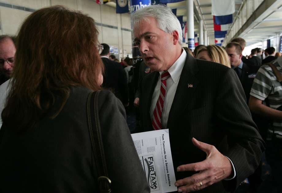 Cox se opone a la ley de estado santuario y al sistema de salud universal. Previamente intentó postularse en varias ocasiones como candidato al Senado por Illinois y en 2003 perdió contra Barack Obama.