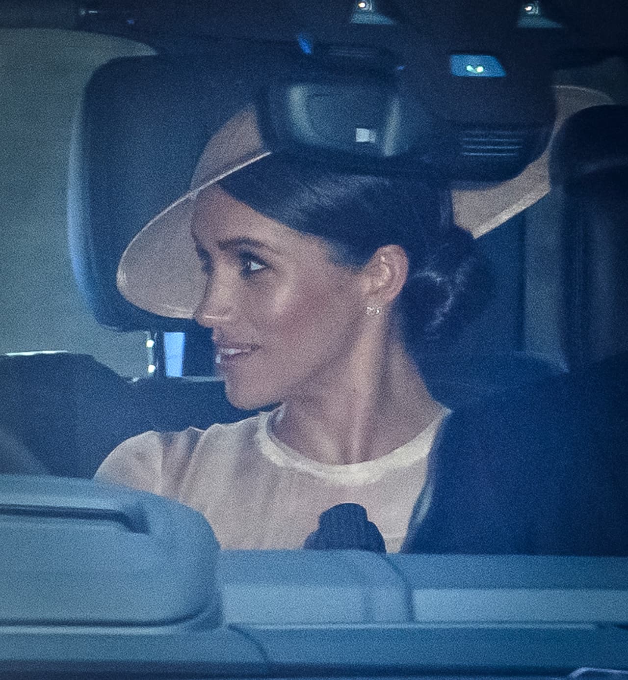 Ahí tuvimos un primer adelanto de lo que sería su nuevo look: una sorpresa para sus seguidores que se habían acostumbrado a verla con el pelo más casual e incluso sin llevar medias (no importando las condiciones del tiempo).