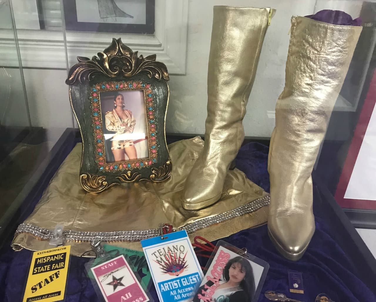 El museo es un recorrido por la vida musical de Selena a través de sus premios, reconocimientos, joyería y vestuario hasta acabar en su Porsche rojo.