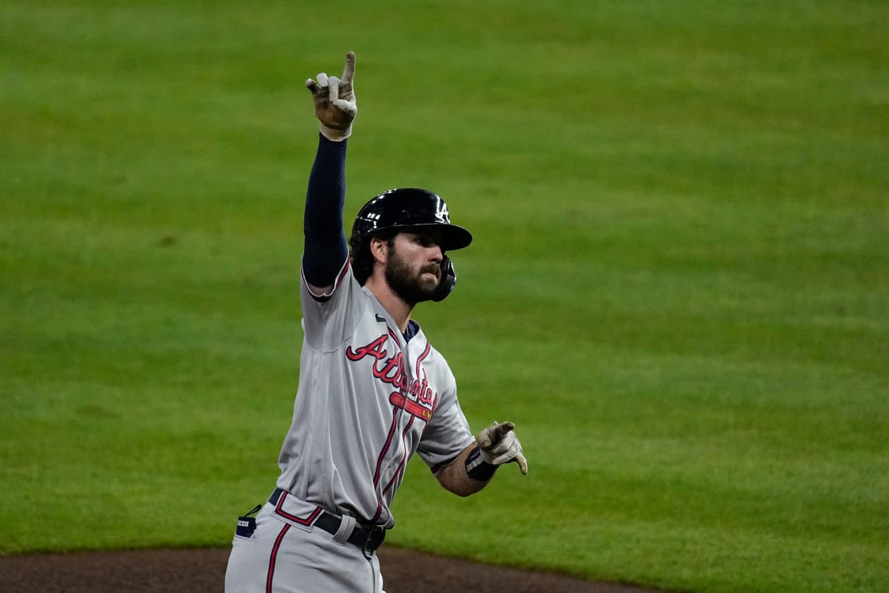 Dansby Swanson celebrando el jonrón que bateó ante Houston.
