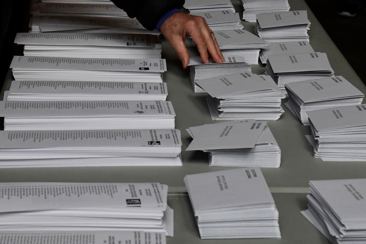 Las papeletas electorales en una mesa de un centro de votación.