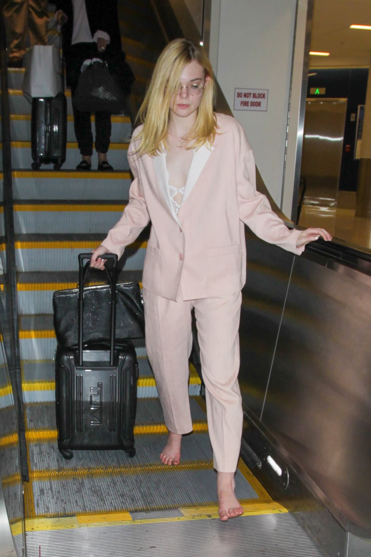 Tal vez se quitó las zapatillas para salir huyendo de ellos.