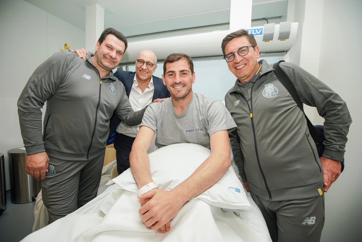 El cuerpo técnico del Porto visitó a su arquero titular que lleva dos días hospitalizado tras un infarto.