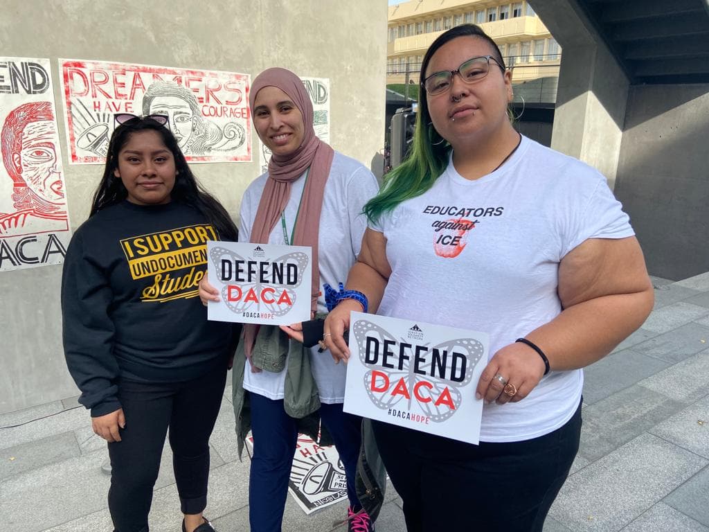 Grupos de personas a favor del programa estuvieron presente en las calles del Área de la Bahía hoy como demostración de solidaridad con cartulinas que leían “Defiendan DACA”.
