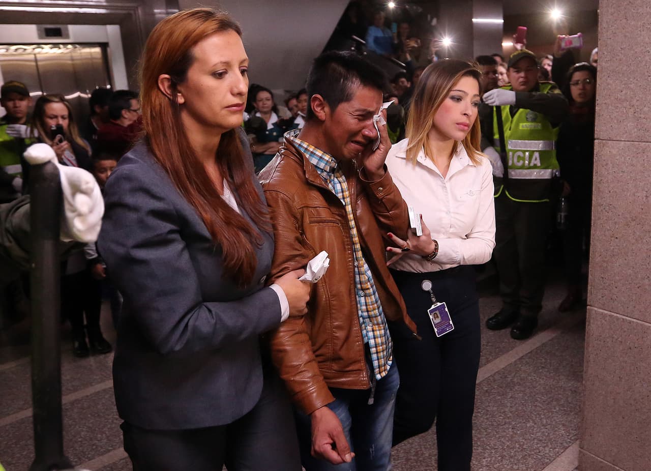 El padre de Yuliana Samboní, Julbencio, llora en el funeral de la niña en diciembre pasado.