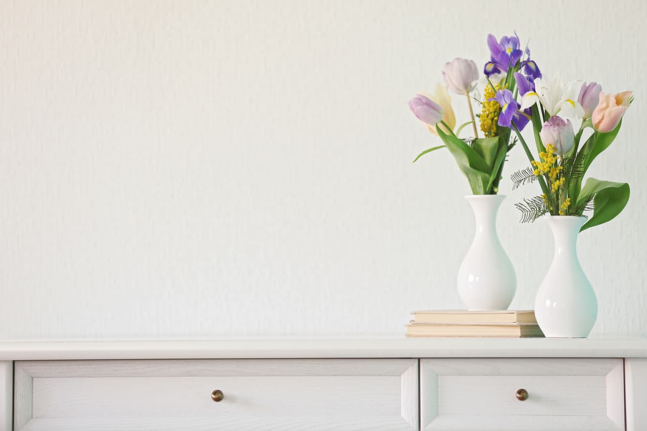 El azul celeste, el blanco y el marrón compatibilizan muy bien contigo. Las rosas y flores blancas, los gladiolos, tulipanes, gardenias y jarrones decorados atraen una buena onda de estabilidad y armonía en el hogar.